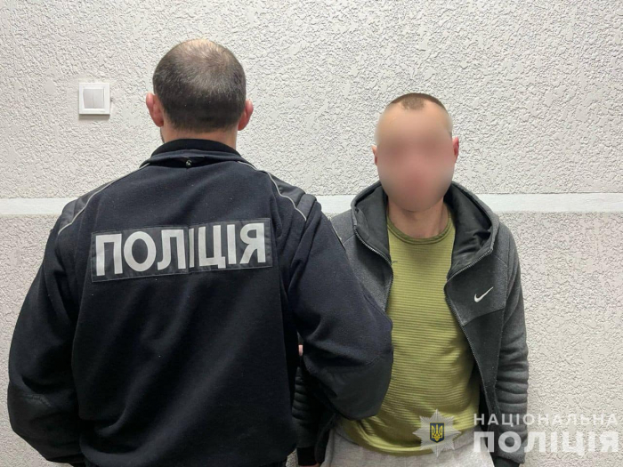 Погрожуючи зброєю, заволоділи грошима потерпілого: мукачівські поліцейські затримали групу вимагачів