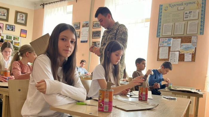 В Ужгороді школярі разом з прикордонниками виготовляли окопні свічки
