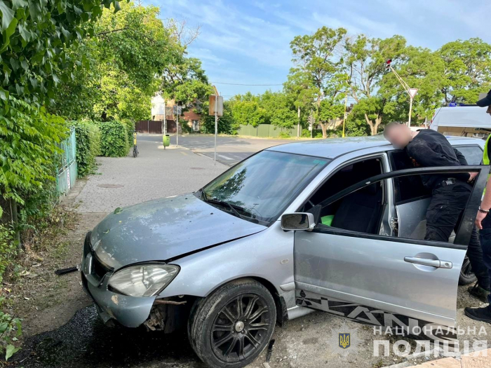 В Ужгороді поліція затримала зловмисника, який намагався викрасти авто та при цьому травмував його власника
