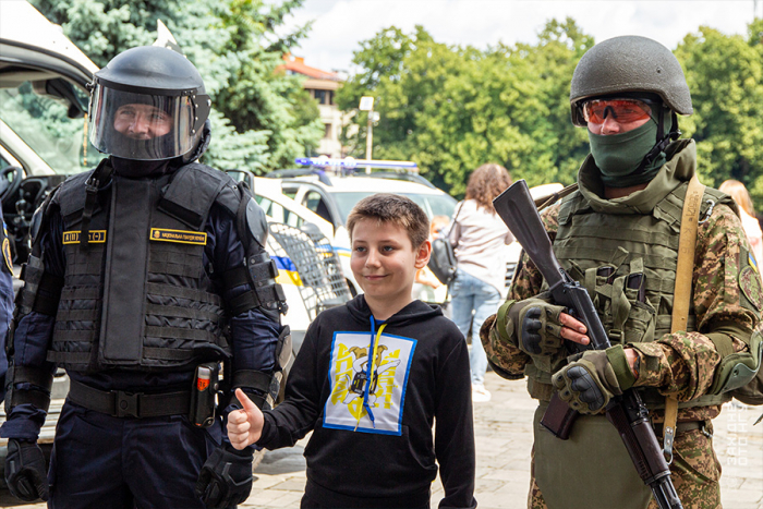 Нацгвардійці привітали в Ужгороді дітей-переселенців з Маріуполя 