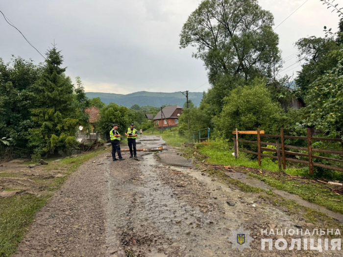 Поліція працює на місці повені на Воловеччині: тривають пошуки жінки, яку віднесло течією

