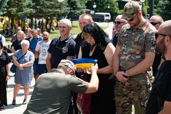 В Ужгороді сьогодні провели в останню земну дорогу 36-річного захисника Олександра Безегу