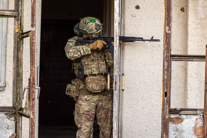 Закарпатські гвардійці тренуються штурмувати і зачищати будівлі від ворога