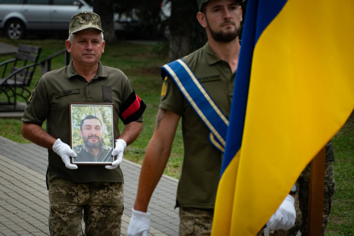 В Ужгороді сьогодні, 3 серпня, провели в останню земну дорогу 47-річного захисника Івана Дору