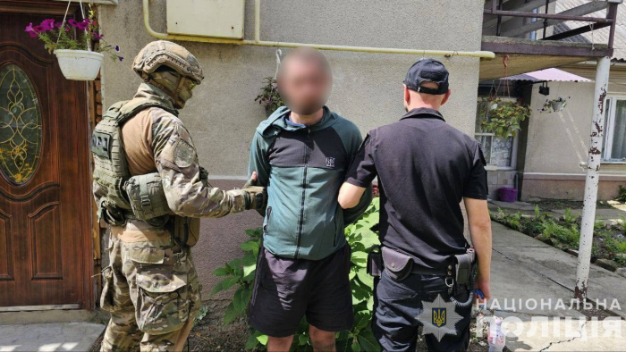 Поліцейські Мукачівщини затримали раніше судимого зловмисника, який пограбував місцеву жительку 

