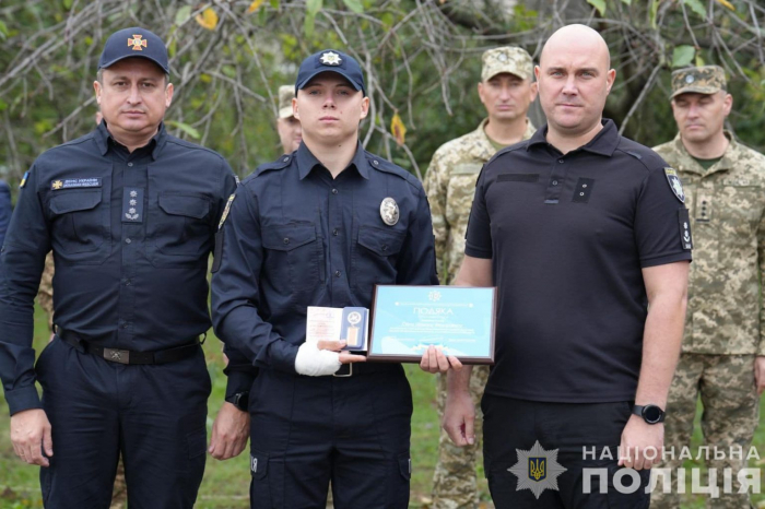 Поліцейським із Рахівщини, які врятували дитину та будинок від пожежі, вручили відзнаки