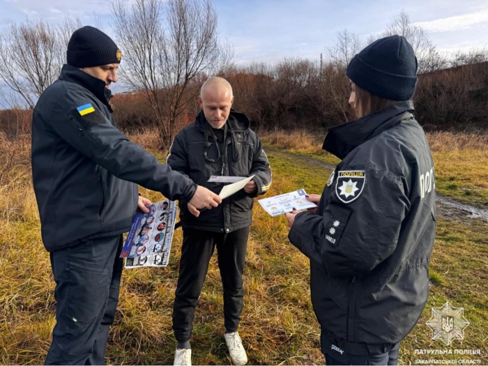 Пам'ятайте про безпеку біля водойм узимку: в Ужгороді патрульні та рятувальники провели просвітницьку акцію