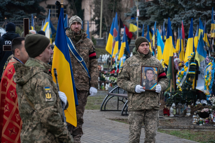 В Ужгороді сьогодні попрощалися із 46-річним захисником, солдатом Сергієм Подвичем