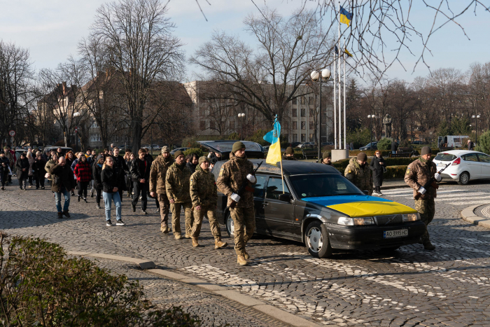 В Ужгороді сьогодні попрощалися із 26-річним військовослужбовцем Андрієм Матейкою