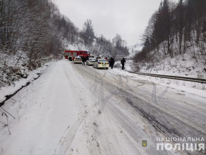 На Рахівщині авто злетіло в річку: поліція встановлює обставини ДТП, внаслідок якої загинула жінка