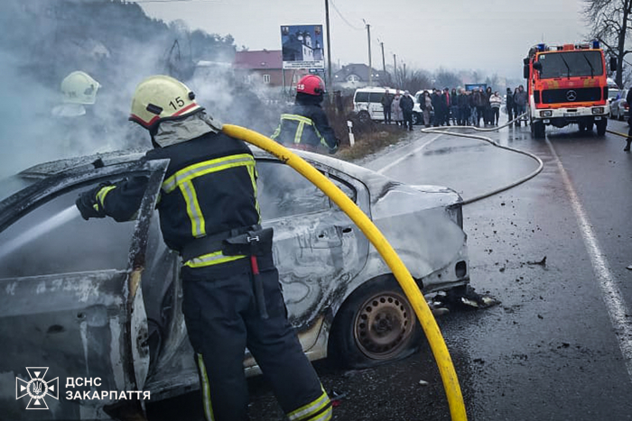 Через ДТП на Іршавщині згорів автомобіль, постраждали двоє водїів