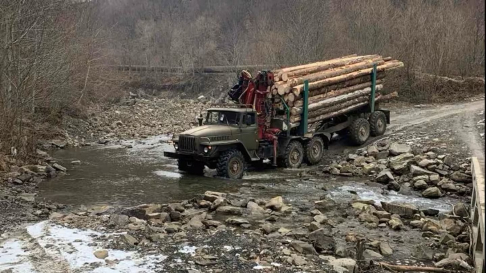 На Тячівщині оштрафували водіїв вантажівок, які возили деревину через річку